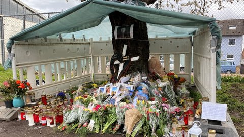 Gedenkort in Asperg. Dort wo ein 18-Jähriger erschossen wurde, erinnern Blumen, Kerzen und Fotos an den jungen Mann.