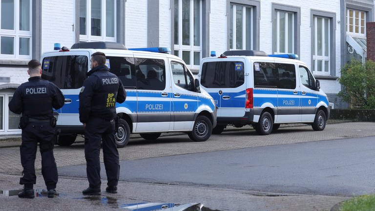 Mehr als 1.000 Beamte der Bundespolizei haben seit dem frühen Morgen Objekte in acht Bundesländern durchsucht, darunter auch Wohn- und Geschäftsräume in Rheinland-Pfalz.