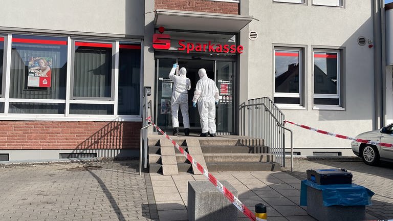 Die Spurensicherung untersucht die Bankfiliale in Contwig in der Südwestpfalz. 