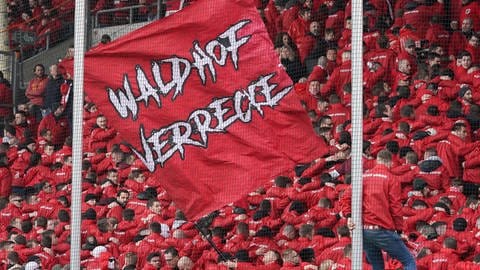 Fankruve des FCK hält Banner "Waldhof verrecke" hoch - Fans des FCK sollen Fans des SV Waldhof Mannheim angegriffen haben.
