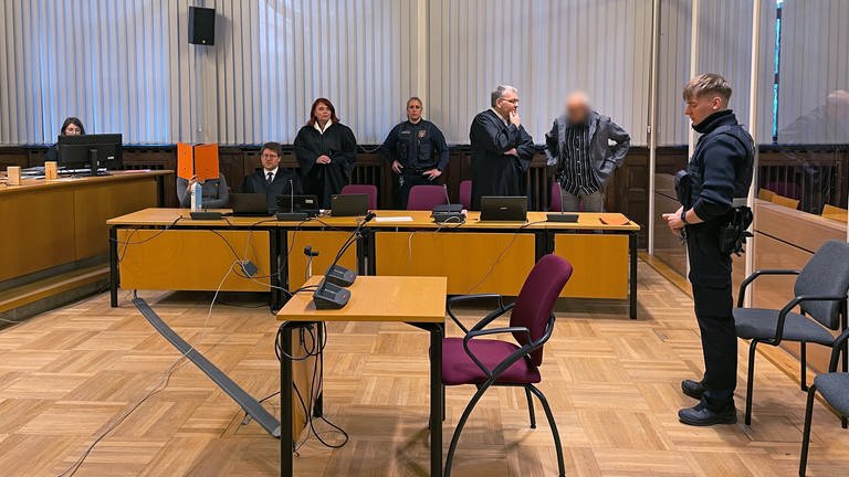 Angeklagte im Gerichtssaal in Koblenz beim Prozess wegen des Vorurfs der Unterstützung einer terroristischen Vereinigung. 